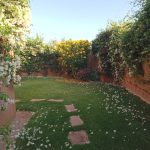 entretien-jardin-marrakech-pelouse-avec-pas-japonais-et-fleurs-35